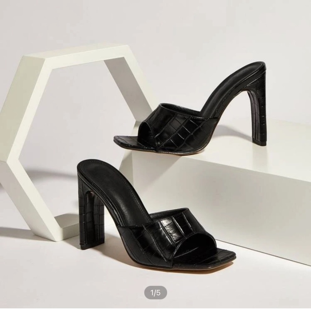 Sheen black faux gator heel